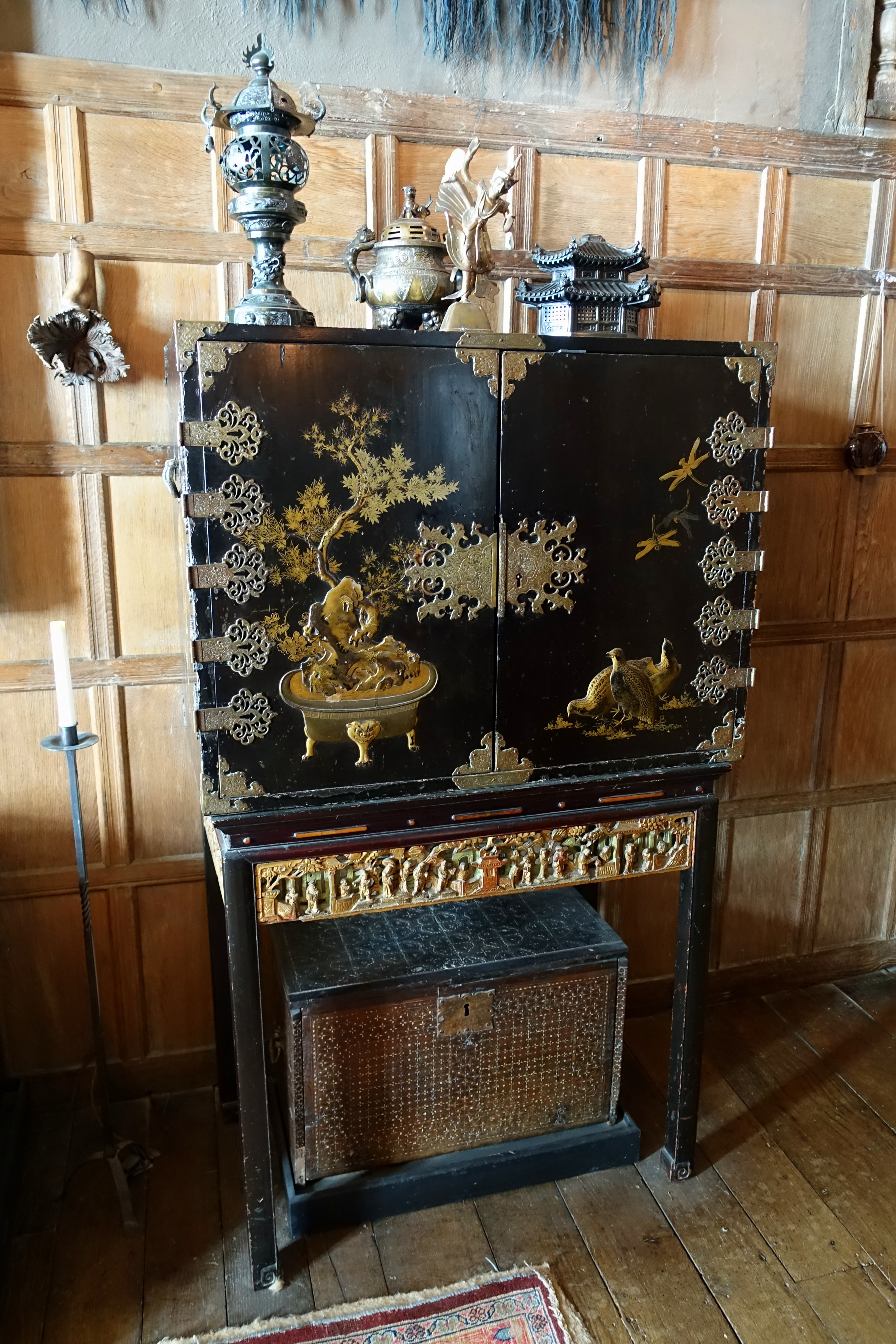 Depiction of a Bonsai on Lacquer Cabinet